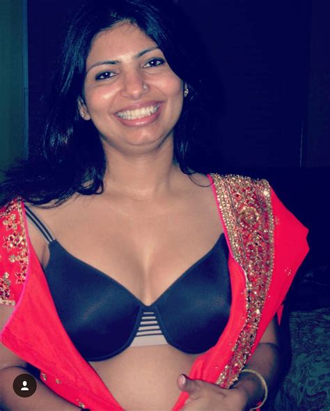 Desi Bhabhi Showing Her Boobs Hot Photos Sexy Photos Hot Bhabhi