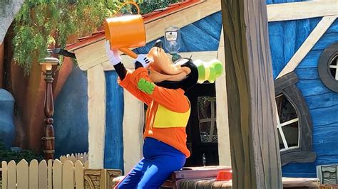 Goofy In Mickeys Toontown Distanced Fun Character Greeting