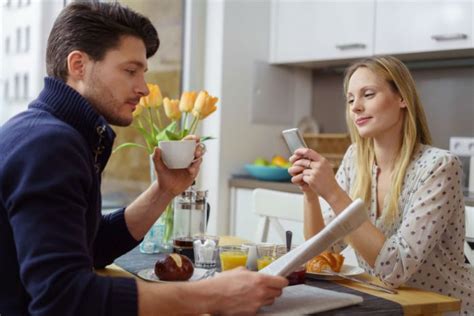 Sostén el jengibre en una mano y la cuchara en la otra. El uso adecuado del celular en la mesa - Cocina y Vino