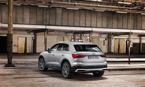 Der neue q3 sportback fährt neben dem normalen q3 im ungarischen werk győr vom band. Erste Sitzprobe neuer Audi Q3 (2018): Von der Gehhilfe zum ...