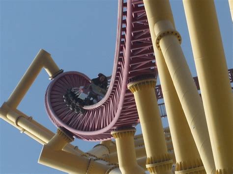 The ride stands 420 ft tall, features a 400 ft. Top Thrill Dragster (With images) | Dragsters, Park slide ...
