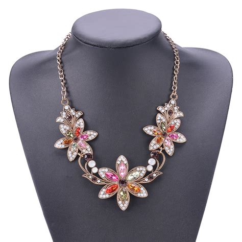 Fashion Crystal Necklace Sweet Necklace Womens Chunky Flower Necklace