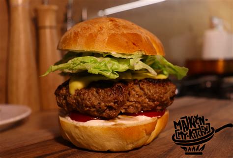 Toto video vám ukáže, jak připravit jedny z nejlepších domácích hamburgerů, které jste kdy vyzkoušeli. Domáci hamburger - Recepty.cz - On-line kuchařka