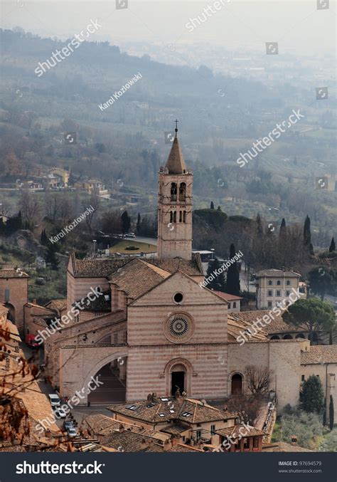 The basilica of saint clare (basilica di santa chiara in italian) is a church in assisi, central italy.it is dedicated to and contains the remains of saint clare of assisi, a follower of saint francis of assisi and founder of the order of poor ladies, known today as the order of saint clare. Basilica Di Santa Chiara, Assisi, Italy Stock Photo ...