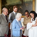 L'immagine del primo incontro tra la Regina Elisabetta II e Baby Sussex ...