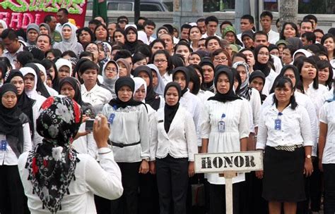 Bicara soal gaji kecil, kalau kalian guru honorer pasti memiliki banyak waktu luang. #1:Ribuan Honorer Rela Antri Sejak Subuh, Demi Gaji Sesuai UMP