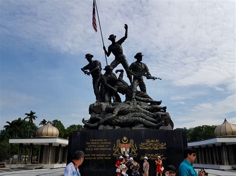 The national monument of malaysia, popularly known as tugu negara, is dedicated to the 11,000 brave souls who were martyred during the first and the second world war and the subsequent emergency period of malaysia's independence. TUGU NEGARA KUALA LUMPUR - MALAYSIA - Free Indian Stock ...
