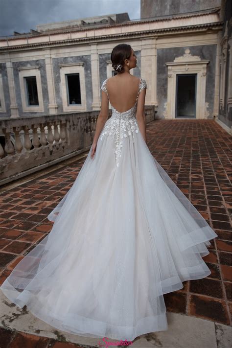 I lussuosi abiti da sposa in stile bohemien della collezione rosa clará boheme 2021 si distinguono per lo spirito organico che li caratterizza. abiti da sposa online 2021 da principessa in pizzo con ...