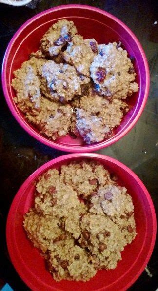 Here's a classic, chewy oatmeal cookie! Quick and easy healthy oatmeal cookies multiple ways! | Sugarless cookies, Yummy oatmeal ...