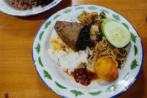 Bukan hanya di kalangan warung, juga kalangan penjual poster nama warung. Nibble.id - 10 Warung Sunda di Bandung yang Enaknya Gak Karuan