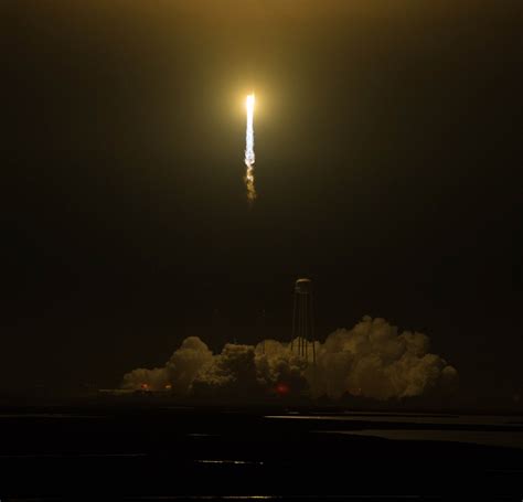 Launch Photo Orbital Atks Antares Rocket And Cygnus Oa 9 Soar To Iss
