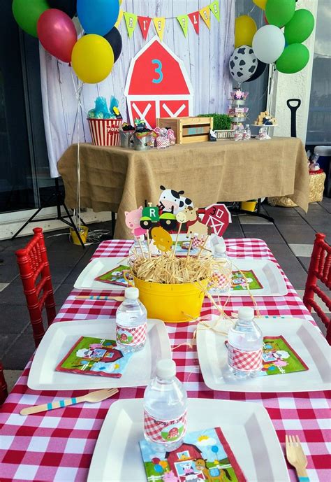 Everyone's getting down on the farm! Farm Party Kids table decoration, farm party decoration ...