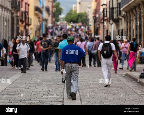 Gente Caminando Por Las Calles De Oaxaca México Fotografía De Stock