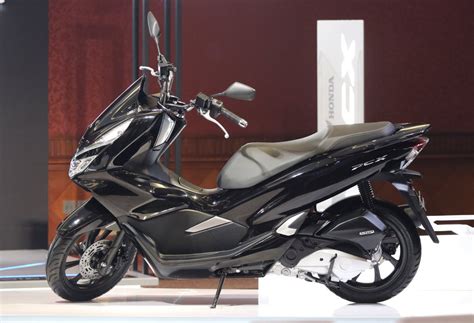 Honda doesn't want to sit still though and let the competition catch up so they took the 2019 pcx150 and threw it under the scalpel to see. Daftar Harga dan Pilihan Warna Honda PCX 150 Lokal ...