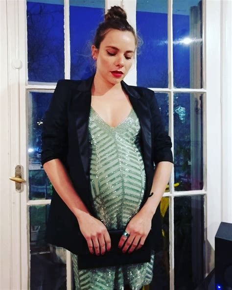 El actor, le pidió que le ayudara a sujetar un vaso con agua que tenía en el techo de la casa, a lo cual maría gracia accedió quedando. María Gracia Omegna muestra avanzada pancita con Gonzalo ...
