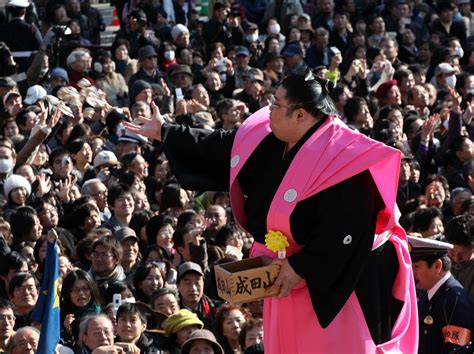 A Top 10 List Of The Biggest Sumo Wrestlers And How Much They Weigh