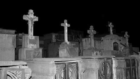 la plata serenos de un cementerio grabaron el llanto fantasmal de un bebé entre las tumbas