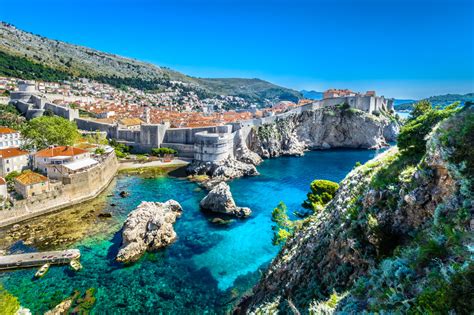 De lange kuststrook van kroatië strekt zich bijna 1800 kilometer uit langs de adriatische zee van umag in het noorden van istrië tot dubrovnik in het zuiden van de dalmatische kust. Bezoek Kroatië en geniet van de mooie natuur - Citytrip.be