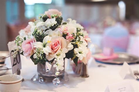 Romantische Tischdeko In Weiß And Rosa Mit Einem Blumengesteck Im