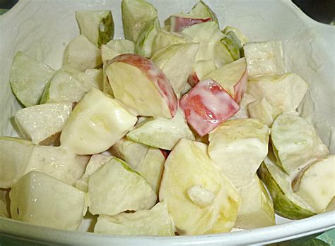 Salah satu variasi salad buah yang banyak dijual adalah salad buah mayones. Tertunailah Hasrat Di Hati: Salad Buah-buahan