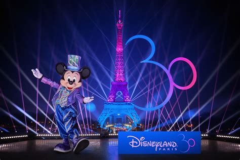 Mickey Illumine La Tour Eiffel