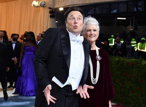 Elon Musk vai ao Met Gala na companhia da mãe que é modelo e