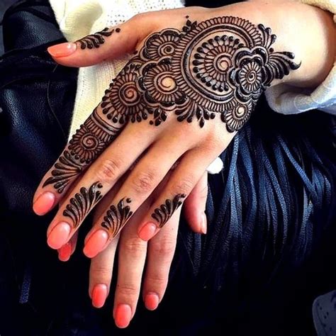 It is not considered important and auspicious this mehndi design is comprised of several distinctive flower patterns divided into sections with bold fine lines and swirls and is filled with paisley. Top 151+ Latest Mehndi Designs 2021 | Simple Mehandi ...