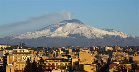 Η αίτνα είναι ενεργό ηφαίστειο στις ανατολικές ακτές της σικελίας , το μεγαλύτερο και υψηλότερο ενεργό ηφαίστειο στην ευρώπη (ύψος 3.350 μέτρα). ΑΙΤΝΑ : Ζωντανή εικόνα από το ηφαίστειο | Pagenews.gr