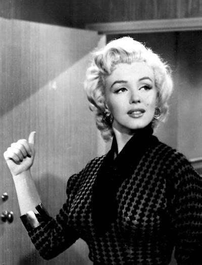 Then, i generally burst into tears. Marilyn Monroe on the set of Gentlemen Prefer Blondes, 1952. | Marilyn monroe photos, Marilyn ...