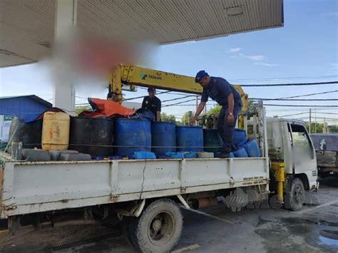 Sesebuah fasiliti pemprosesan minyak akan mendapatkan sejumlah tong minyak dalam kuantiti yang mencukupi produk petrol dan diesel yang dijual di pam minyak petron adalah seperti di bawah Padah cuba seleweng bahan api bersubsidi | Harian Metro