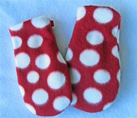 Browse a variety of sewing patterns for both beginners and seasoned sewers alike. Mittens Sizes 0-14 years | Bluprint | Baby mittens pattern ...