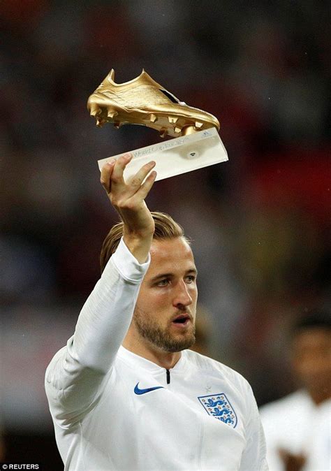 Kane Presented With World Cup Golden Boot By England Boss Southgate England Football Team