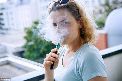 Women Are More Likely To Give Up Cigarettes For Vaping Daily Mail Online