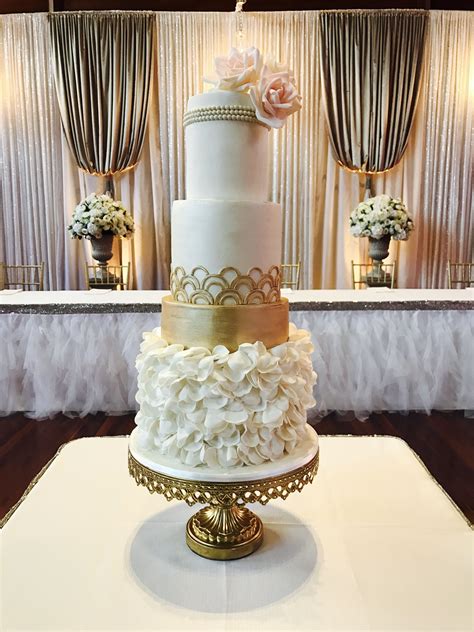 Gatsby glamour doesn't have to just live on the big screen. 1920s great Gatsby wedding cake by My Sweet Dream cakes Perth #artdeco #perthcakes | Wedding ...