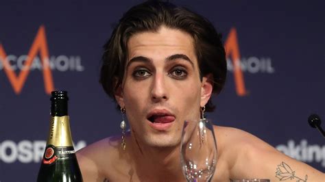 Niet alleen het nummer 'zitti e buoni' is lekker om naar te luisteren, ook de vaak schaarsgeklede zanger damiano david (22) krijgt behoorlijk veel aandacht. Beschuldiging van drugsgebruik 'schokt' winnaar ...