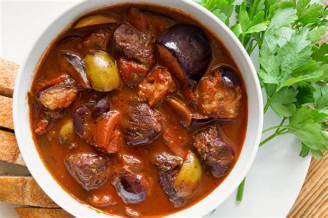 Sauté de veau facile à la tomate et aux olives