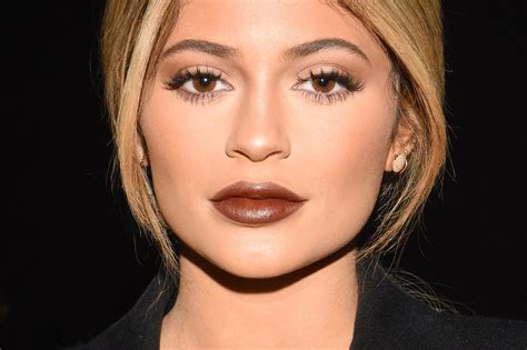 Kylie Jenner May Ditch Lip Injections As Her New Years Resolution