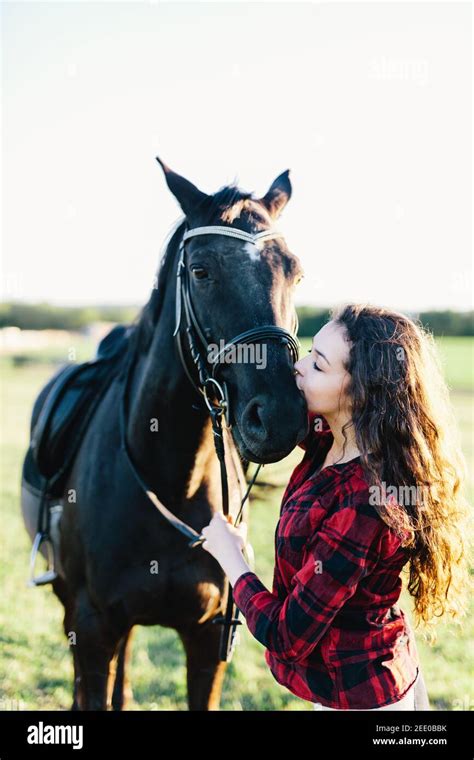 Femme baiser par un cheval Banque de photographies et d’images à haute