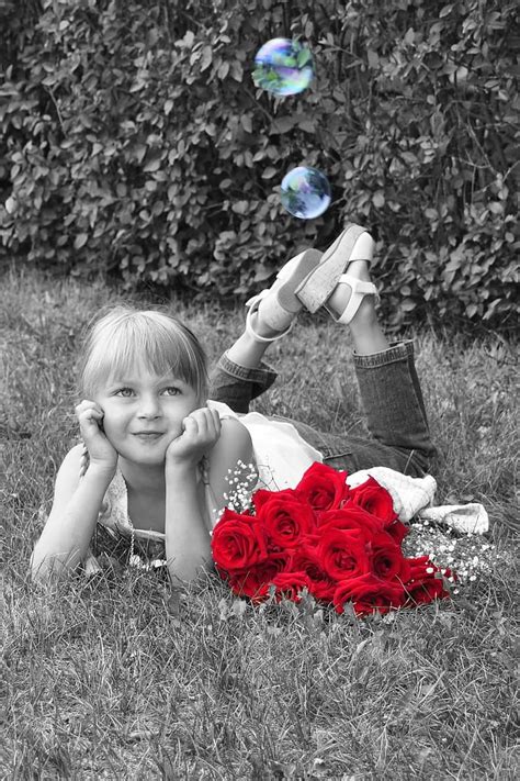 สาว สาวน้อย การฝัน ดอกกุหลาบ สีแดง ดำและขาว กุหลาบแดง ฟองฟอด