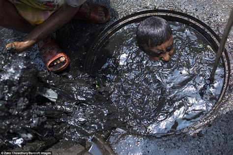 Bangladesh Sewer Cleaner Has To Dive Into Liquid Filth Daily Mail Online