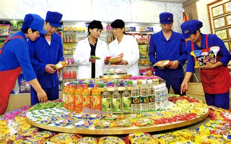 북한에서 생산된 각종 사탕 및 과자 음료수 통일신문