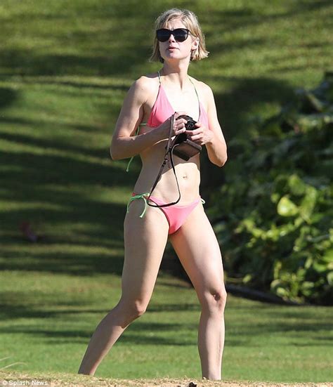 Rosamund Pike 35 Shows Off Sculpted Abs As She Hits The Beach Daily