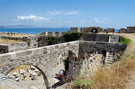 Nisyros erhebt sich aus dem meer mit dem niedrigen, gebrochenen und konischen profil eines klassischen vulkans. Kos Reiseführer - Kos-Stadt: Johanniter-Festung Neratzia