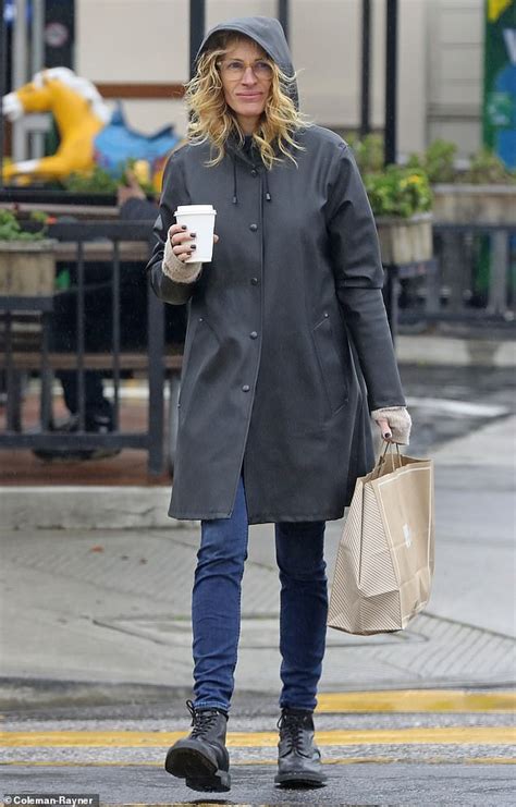 Julia Roberts Flaunts Her Flawless Skin Makeup Free On A Rainy Day In