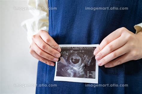 赤ちゃんのエコー写真を持った妊婦の写真。妊娠中のイメージ。 [167214802] イメージマート