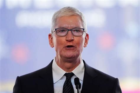 Apple Ceo Tim Cook Takes 40 Pay Cut From Nearly 0m