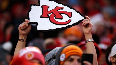 Kansas City Chiefs Bans Fans From Wearing Native American Inspired