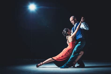 Mujer Y Hombre Bailando Bajo La Luz · Fotos De Stock Gratuitas