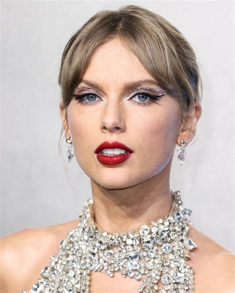 Fans Claim Taylor Swift Was Chugging Vodka At Grammys After Party