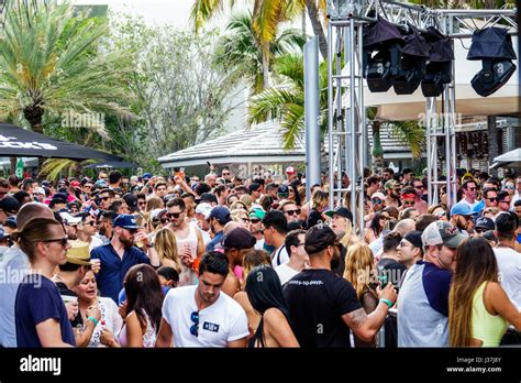 Miami Beach Floridamiami Music Weekhotel Pool Partycrowdstandingdancingdrink Drinks